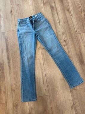 Lee Women's Light Wash Straight-Leg Jeans